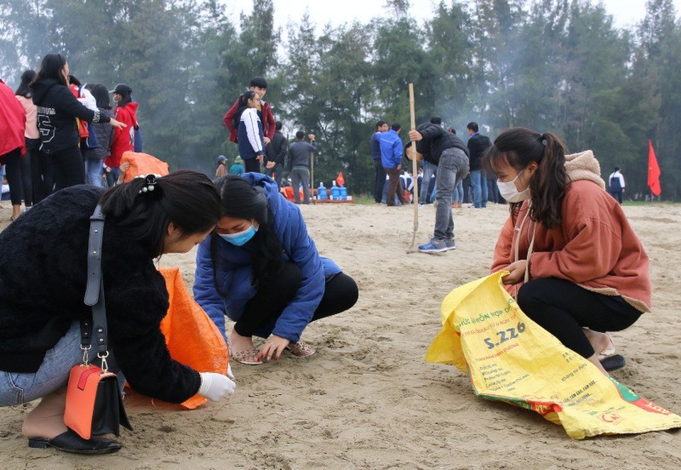 Gần 1.000 đoàn viên thanh niên dọn rác trên bãi biển Sầm Sơn - 1 Đoàn viên thanh niên tham gia dọn dẹp vệ sinh tại bãi biển xã Quảng Vinh, thành phố Sầm Sơn.