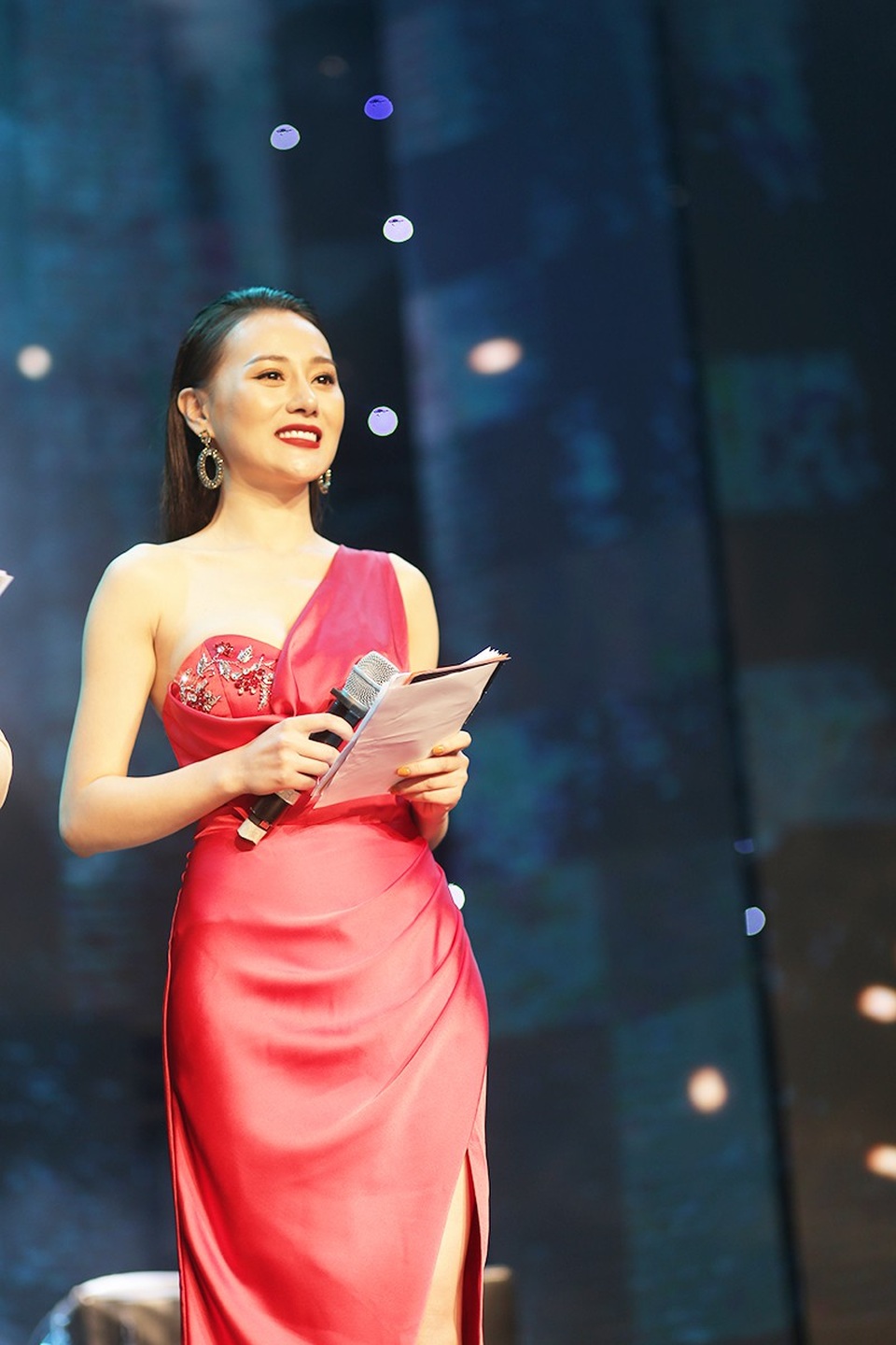 
Diễn viên Phương Oanh góp mặt trong chương trình với vai trò MC khách mời. Sau thành công của bộ phim Quỳnh búp bê, nữ diễn viên nhận được nhiều sự yêu mến của các bạn khán giả trẻ
