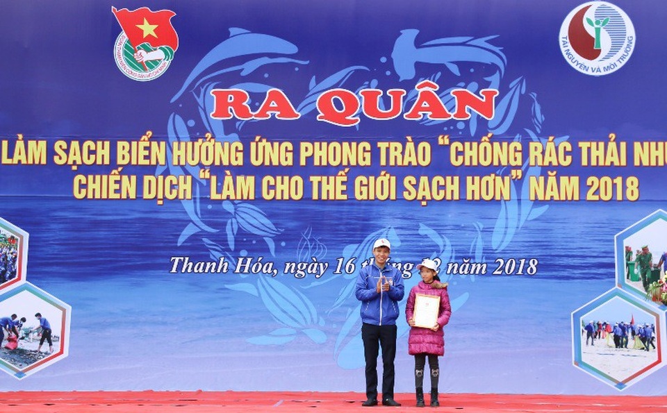 Gần 1.000 đoàn viên thanh niên dọn rác trên bãi biển Sầm Sơn - 3 Trao giải và phần thưởng cho các học sinh đạt giải tham gia cuộc thi vẽ tranh hưởng ứng chiến dịch “Làm cho thế giới sạch hơn” năm 2018.