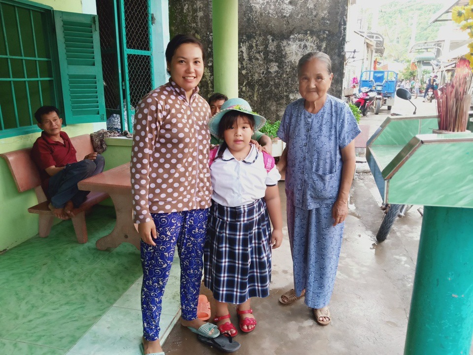 Cụ bà 81 tuổi gần 20 năm đưa đón học sinh từ nhà đến trường - 4 Khi dẫn các cháu về, bà tận tay giao các bé cho phụ huynh