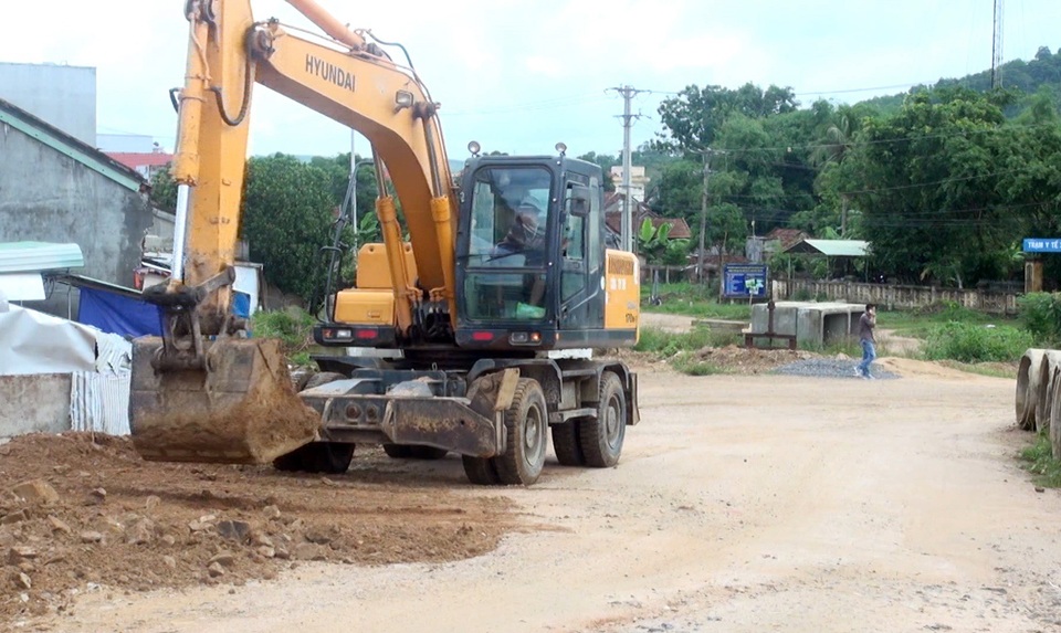 Đơn vị thi công dùng máy xúc san lấp những điểm nguy hiểm