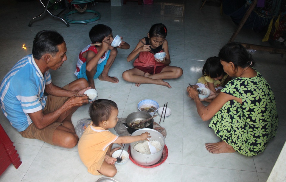 Mẹ mất, cha bỏ đi, 4 con nhỏ sống lay lắt từng ngày - 5 Hiện tại ông Bình là lao động chính của gia đình 6 miệng ăn
