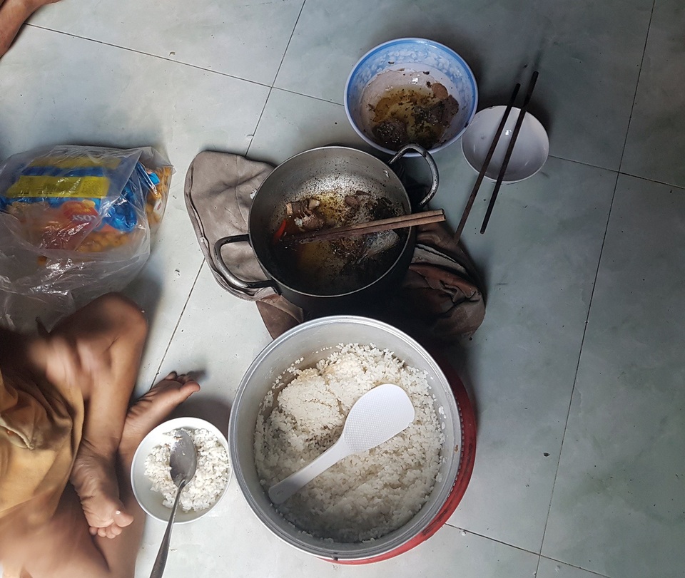 Mẹ mất, cha bỏ đi, 4 con nhỏ sống lay lắt từng ngày - 6 Mâm cơm của gia đình, 6 người được một lát cá kho với một ít thịt