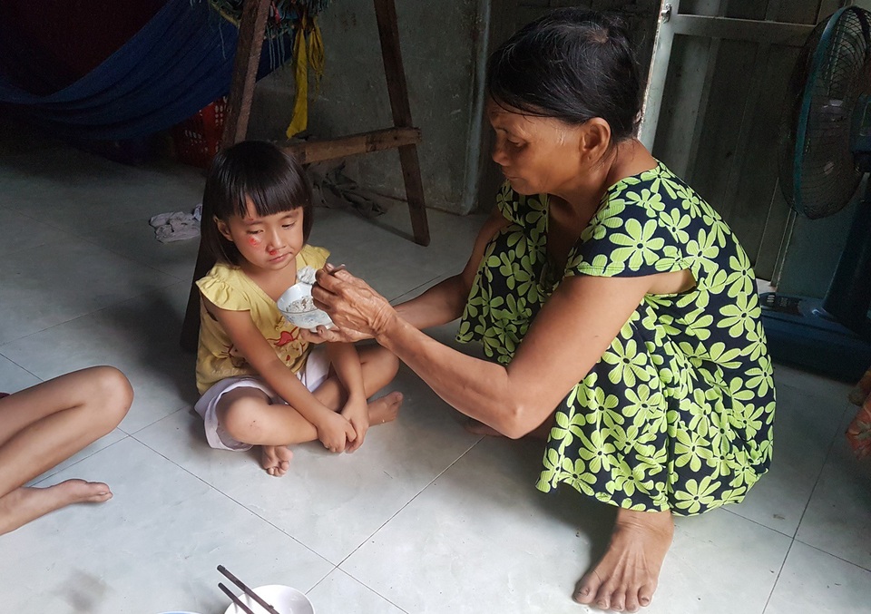 Mẹ mất, cha bỏ đi, 4 con nhỏ sống lay lắt từng ngày - 8 Mẹ mất, cha bỏ đi, 4 con nhỏ sống lay lắt từng ngày - 8