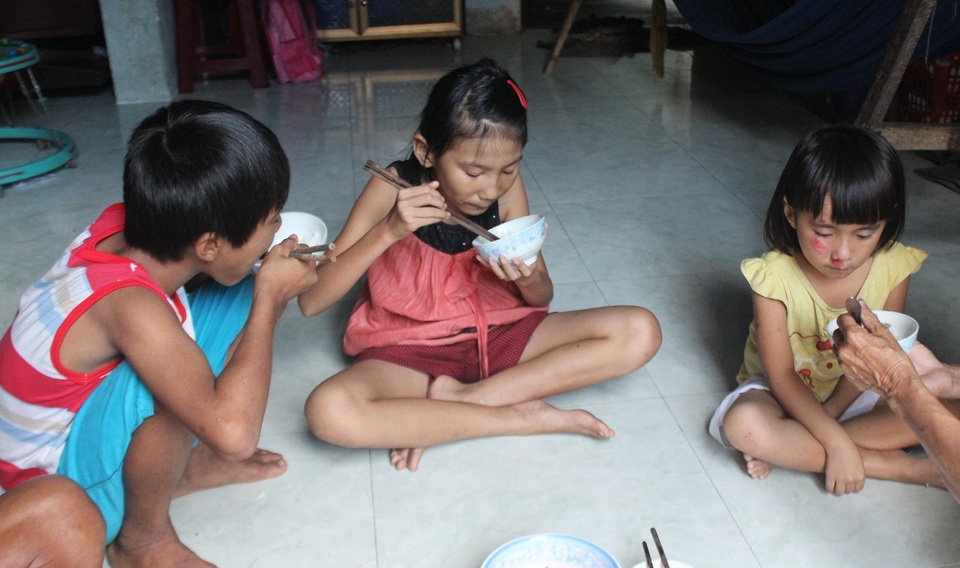Mẹ mất, cha bỏ đi, 4 con nhỏ sống lay lắt từng ngày - 7 Các cháu ăn cơm ngon lành cùng ông bà