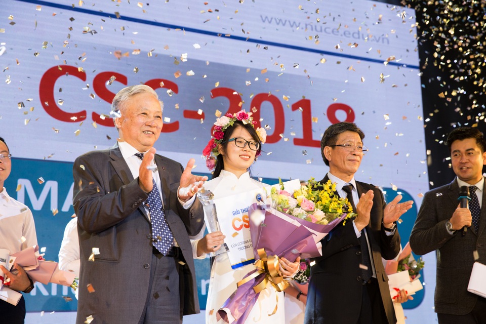 "Vượt mặt" nhiều nam sinh xuất sắc, Ánh Hồng đoạt giải thưởng CSC trị giá 120 triệu đồng - 1
Giải thưởng Sinh viên Tài năng CSC năm 2018 trao thưởng cho ứng viên đoạt giải Mai Thị Ánh Hồng.