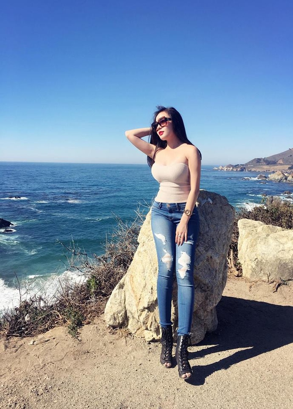 “Hot girl giảng viên” gây chú ý khi ra sân cổ vũ ĐT Việt Nam - Ảnh 10. “Hot girl giảng viên” gây chú ý khi ra sân cổ vũ ĐT Việt Nam - Ảnh 10.