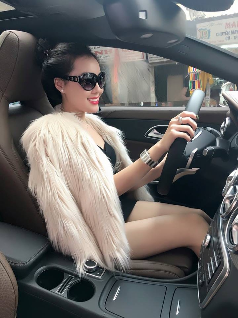 “Hot girl giảng viên” gây chú ý khi ra sân cổ vũ ĐT Việt Nam - Ảnh 9. “Hot girl giảng viên” gây chú ý khi ra sân cổ vũ ĐT Việt Nam - Ảnh 9.