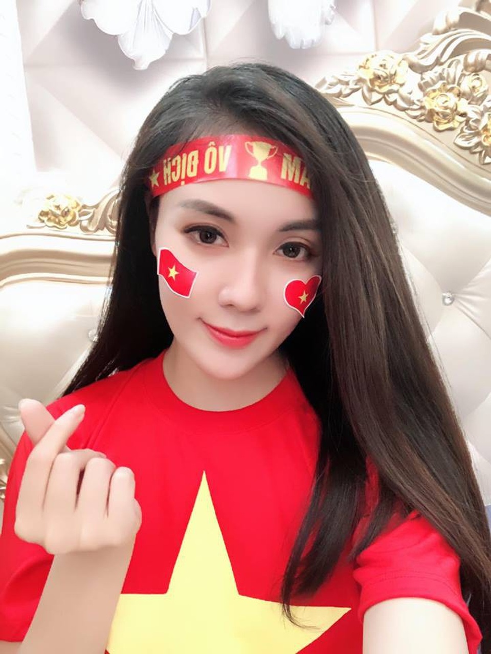 “Hot girl giảng viên” gây chú ý khi ra sân cổ vũ ĐT Việt Nam - Ảnh 3. “Hot girl giảng viên” gây chú ý khi ra sân cổ vũ ĐT Việt Nam - Ảnh 3.