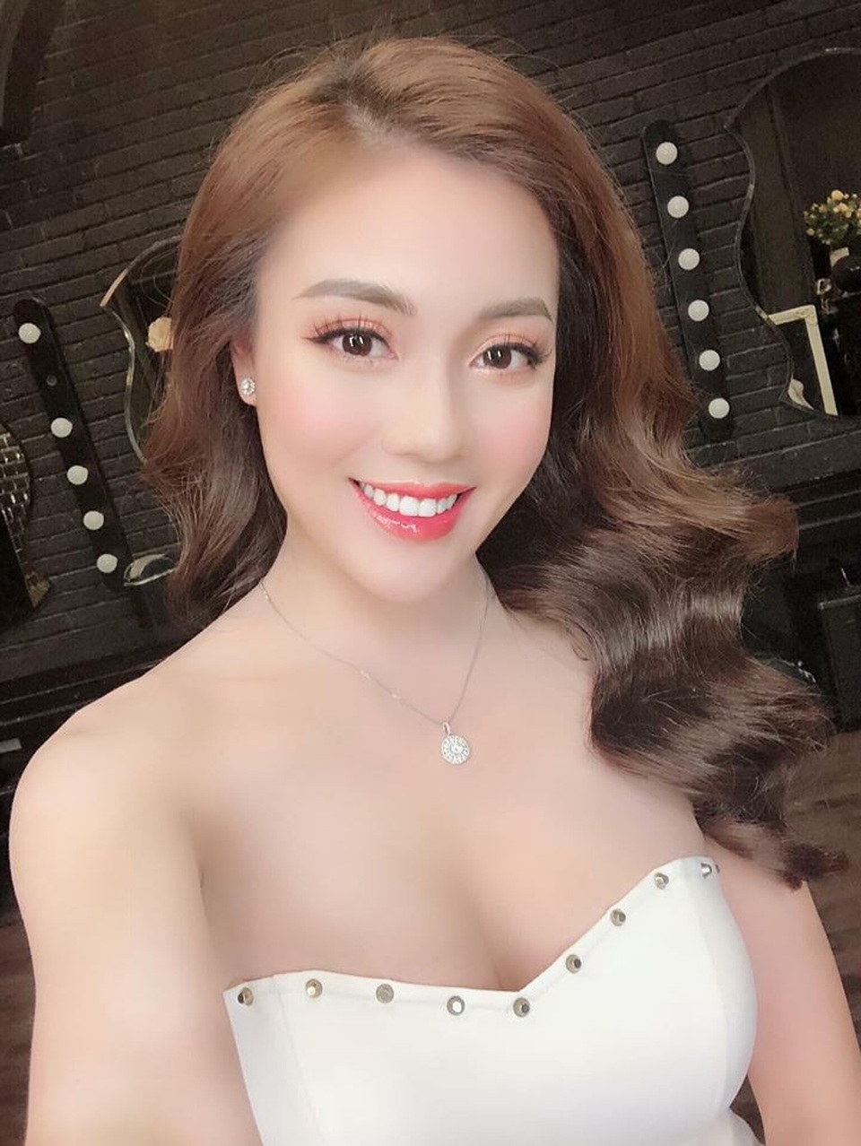 “Hot girl giảng viên” gây chú ý khi ra sân cổ vũ ĐT Việt Nam - Ảnh 4. “Hot girl giảng viên” gây chú ý khi ra sân cổ vũ ĐT Việt Nam - Ảnh 4.
