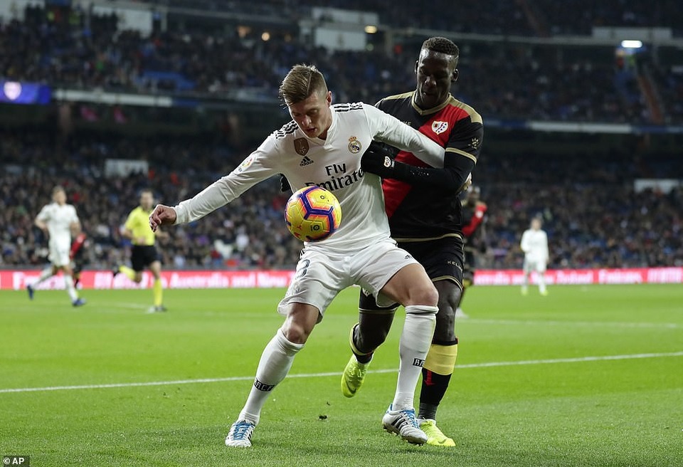 Đánh bại Vallecano, Real Madrid lọt vào top 3 La Liga - 3
Toni Kroos hoạt động đầy năng nổ ở giữa sân