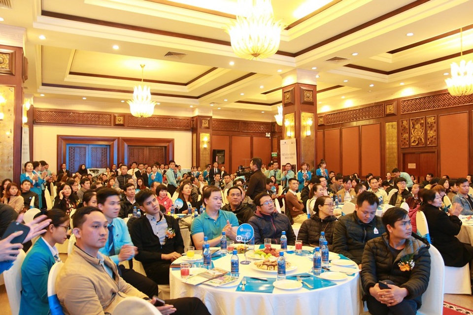 100% sản phẩm mới Eco Town được giao dịch thành công trong ngày mở bán - 6 Toàn thể hội trường đang tập trung theo dõi thông tin dự án trên màn hình