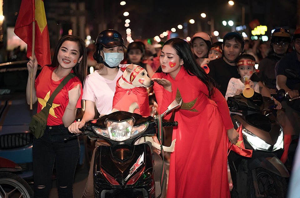 Á khôi Sinh viên mặc áo dài đỏ xuống đường mừng ĐT Việt Nam vô địch - 10 Cô thể hiện niềm vui và chia sẻ tình yêu tới tất cả mọi người và cả thú cưng.