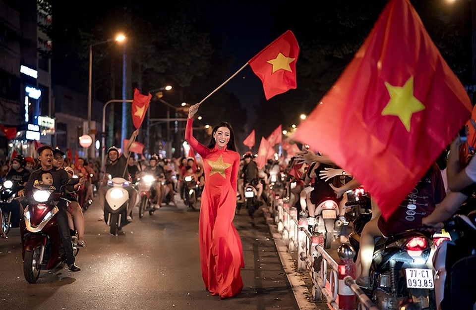 Á khôi Sinh viên mặc áo dài đỏ xuống đường mừng ĐT Việt Nam vô địch - 1 Hình ảnh Á khôi Sinh viên nổi bật trên đường phố Sài Gòn, là một trong những dấu ấn về tình yêu bóng đá, sự đoàn kết toàn dân tộc hoà chung với niềm tin chiến thắng của chúng ta.