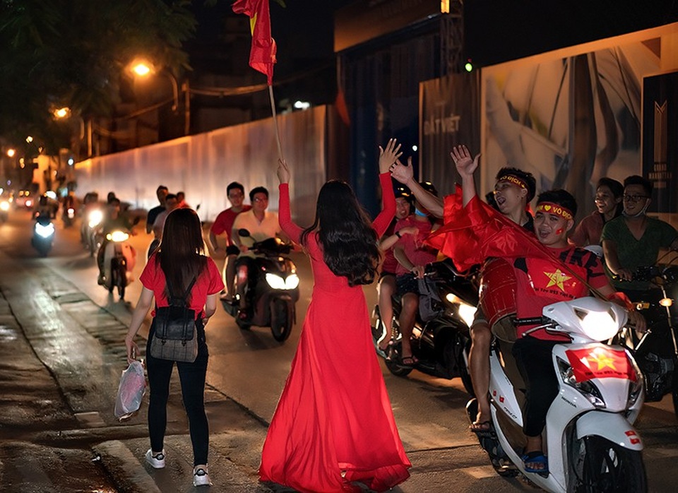 Á khôi Sinh viên mặc áo dài đỏ xuống đường mừng ĐT Việt Nam vô địch - 9 Hồng Hoa đập tay với các cổ động viên trên đường đi bảo ăn mừng chiến thắng.