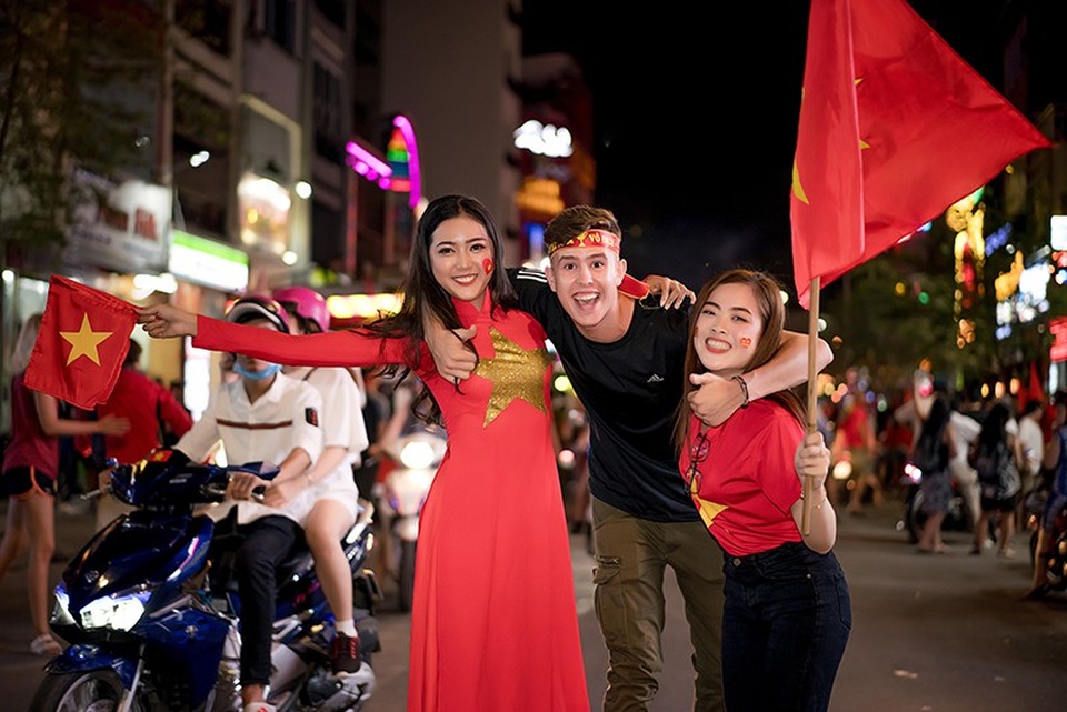 Á khôi Sinh viên mặc áo dài đỏ xuống đường mừng ĐT Việt Nam vô địch - 8 Hồng Hoa nhận xét, dàn cầu thủ ĐT Việt Nam ai cũng đáng yêu, thân thiện, tài giỏi và đẹp trai.