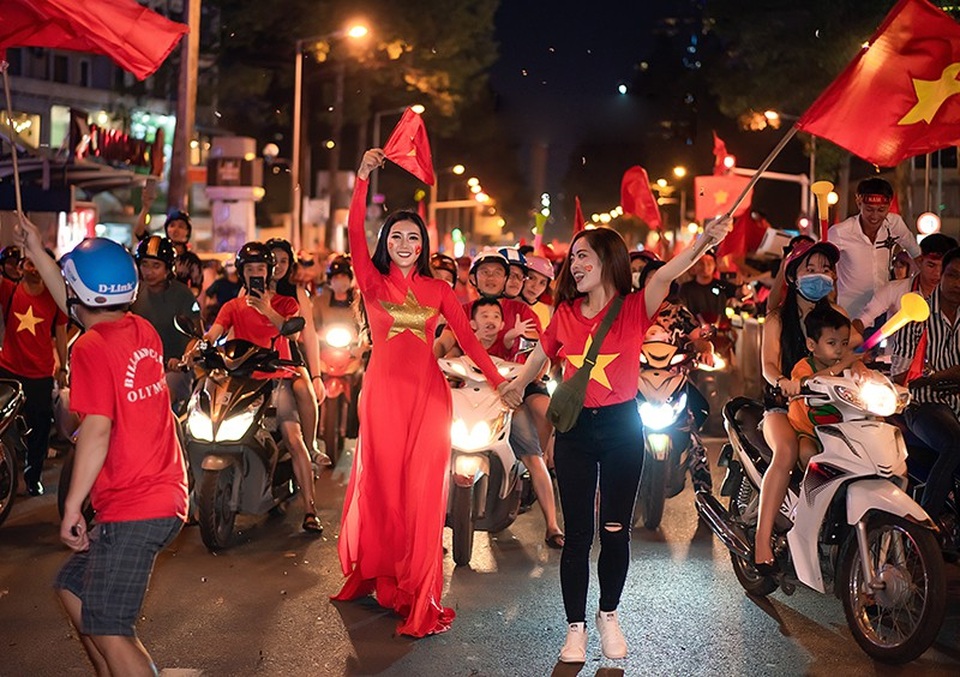 Á khôi Sinh viên mặc áo dài đỏ xuống đường mừng ĐT Việt Nam vô địch - 4 Như vỡ oà khi tiếng còi kết thúc trận đấu vang lên, Hồng Hoa cùng với bạn bè đã đổ ra đường, vẫy cờ Tổ quốc và gọi tên những người anh hùng làm nên chiến thắng.