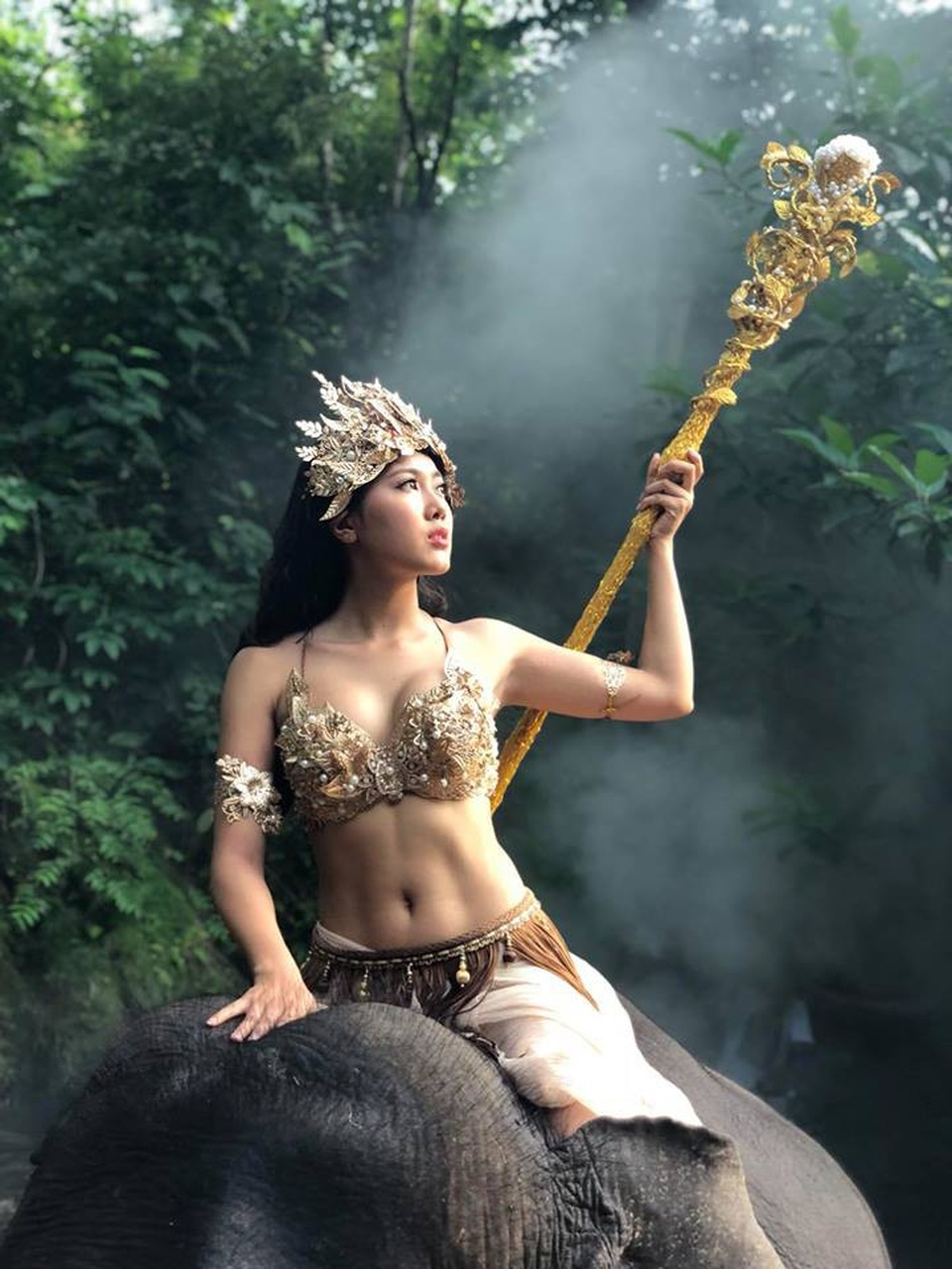 Á khôi Sinh viên mặc áo dài đỏ xuống đường mừng ĐT Việt Nam vô địch - 14 Và cá tính và mạnh mẽ trong một concept ảnh.