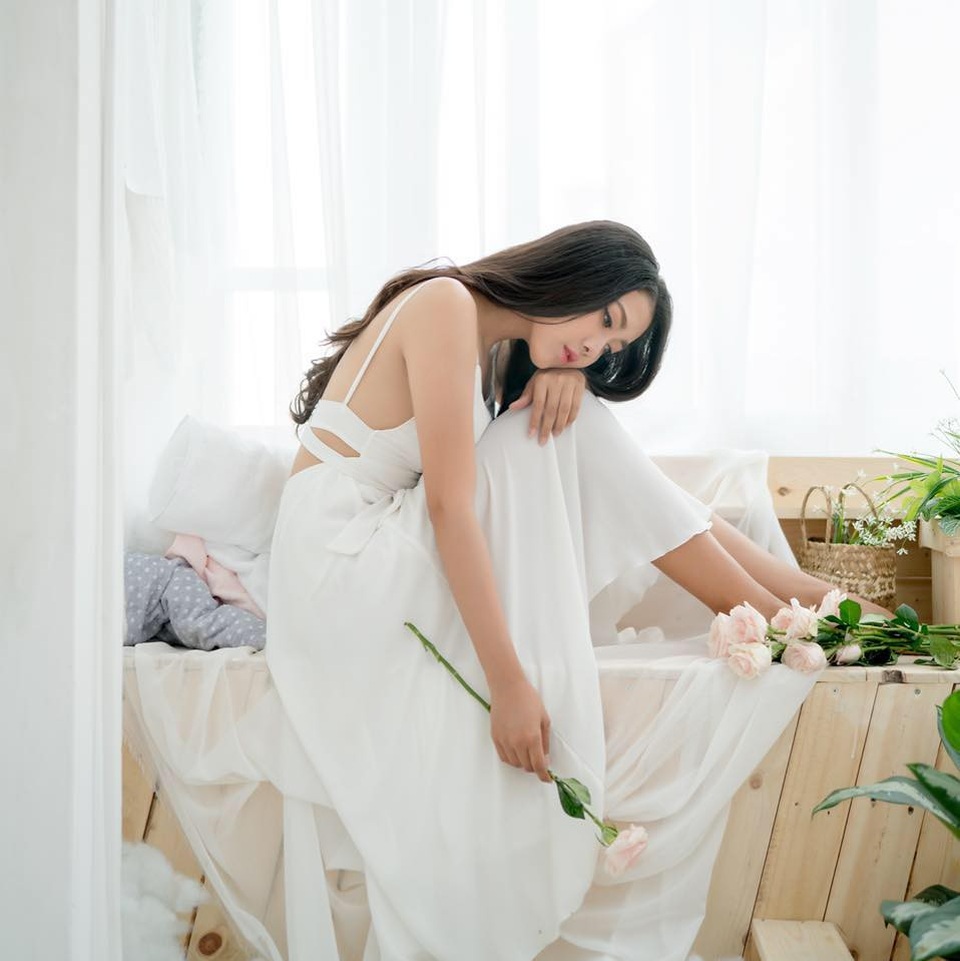 Á khôi Sinh viên mặc áo dài đỏ xuống đường mừng ĐT Việt Nam vô địch - 13 Hồng Hoa dịu dàng nữ tính.
