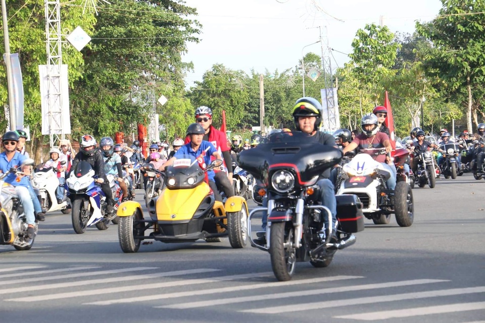 Dàn xe khủng diễu hành trên phố