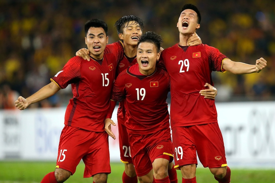 Quang Hải nhận danh hiệu Cầu thủ xuất sắc nhất AFF Cup 2018 - 1
Quang Hải (giữa) nhận giải Cầu thủ xuất sắc nhất AFF Cup 2018