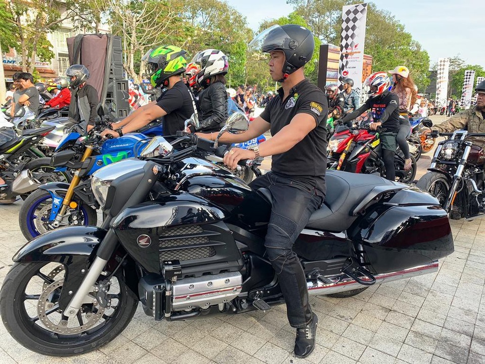 Những chiếc xe độ tiền tỷ về biểu diễn trên đất Tây Đô