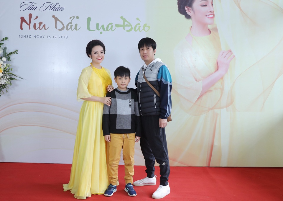 Tân Nhàn cùng chồng và con trai.