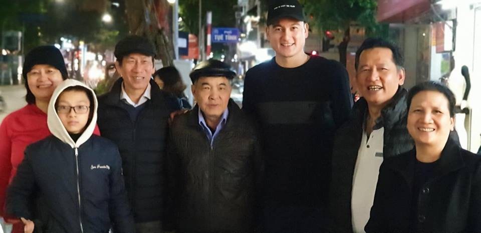 Bữa tiệc bình dị của gia đình dành cho Đặng Văn Lâm sau thành công tại AFF Cup - 1 Gia đình bên nội của Văn Lâm hiện đang sinh sống tại Việt Nam.