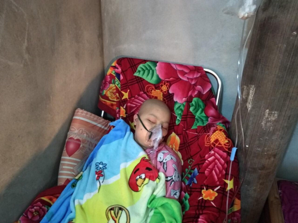 Cô bé dân tộc Sán Dìu bị ung thư đã ra đi mãi mãi - 2 Hương Giang được đưa về nhà sau 1 thời gian điều trị bệnh.