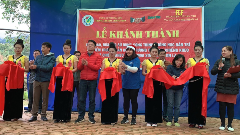 Khánh thành công trình phòng học Dân trí tại điểm trường bản Buốt, Sơn La - 7 Khánh thành công trình phòng học Dân trí tại điểm trường bản Buốt, Sơn La - 7
