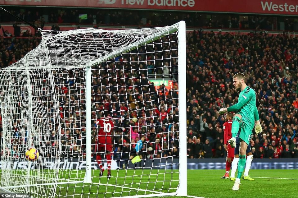 Liverpool 3-1 Man Utd: Ngày của "kép phụ" Shaqiri - 1
De Gea không thể cứu Man Utd thoát thua khi các đồng đội thi đấu quá tệ