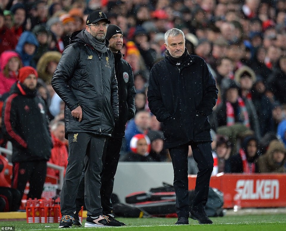 Liverpool 3-1 Man Utd: Ngày của "kép phụ" Shaqiri - 3
Klopp và Mourinho chỉ đạo học trò thi đấu tại Anfield