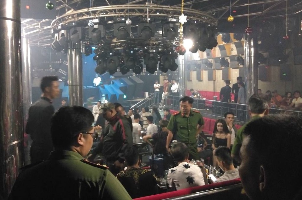 Cảnh sát đưa 147 dân chơi trong quán bar về trụ sở để kiểm tra ma tuý - 2 Bên trong quán bar 162 lúc công an tiến hành kiểm tra
