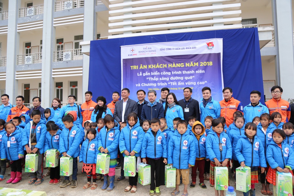 Ông Lê Quang Thái trao tặng 150 chiếc áo ấm, 40 chiếc đèn bàn Led dành cho các em học sinh có hoàn cảnh khó khăn không có đủ áo ấm để đến lớp tại Trường mầm non