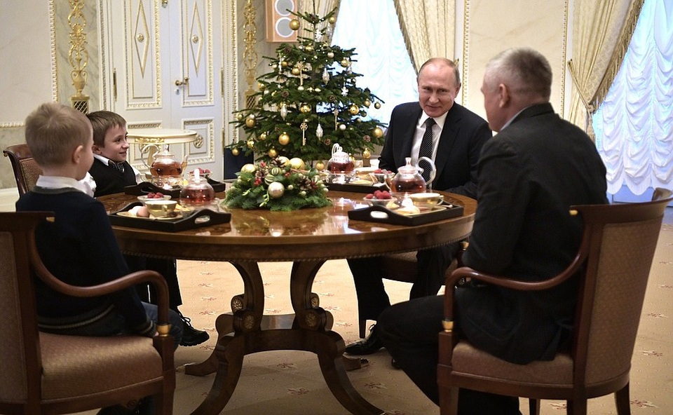 Tổng thống Putin tặng món quà đặc biệt cho cậu bé mắc bệnh xương thủy tinh - 1 Ngày 5/12, Tổng thống Putin đã tới tham dự diễn đàn Tình nguyện Quốc tế tại Moscow và đến dự sự kiện “Ước mơ cùng tôi”. Tại sự kiện lần này, mỗi người tham gia sẽ bốc thăm những phong bì thư có chứa một điều ước của những trẻ em bị mắc bệnh nan y và biến chúng thành sự thật.