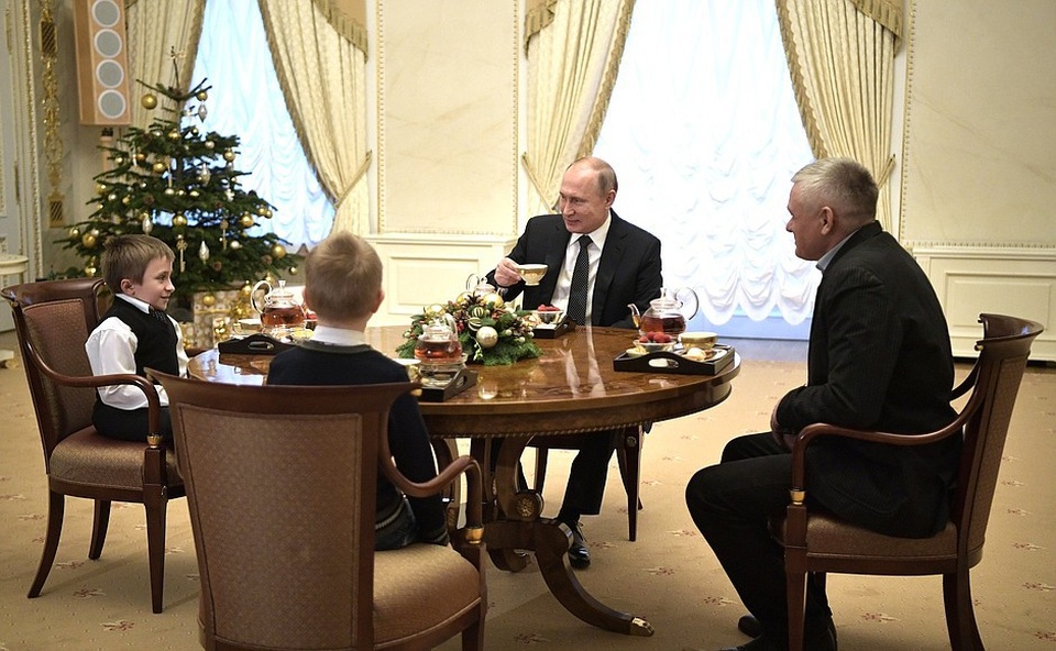 Tổng thống Putin tặng món quà đặc biệt cho cậu bé mắc bệnh xương thủy tinh - 3 Ngày 15/12, giữ đúng lời hứa, ông Putin đã mời Palyanov cùng cha và anh trai từ vùng Leningrad tới St Petersburg dùng tiệc trà trước khi ông tham gia cuộc họp với hội đồng Văn hóa Nghệ thuật Nga.