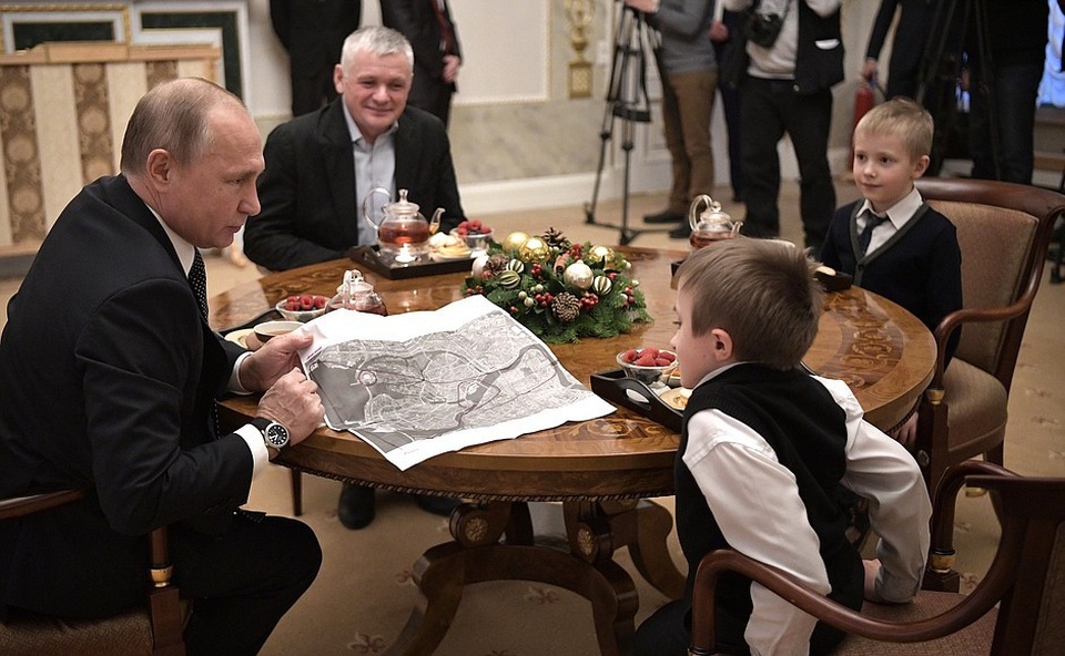 Tổng thống Putin tặng món quà đặc biệt cho cậu bé mắc bệnh xương thủy tinh - 4 Ông Putin đã chỉ cho cậu bé lộ trình của chuyến bay mà Palyanov sẽ được nhận như một món quà năm mới của Tổng thống Nga.