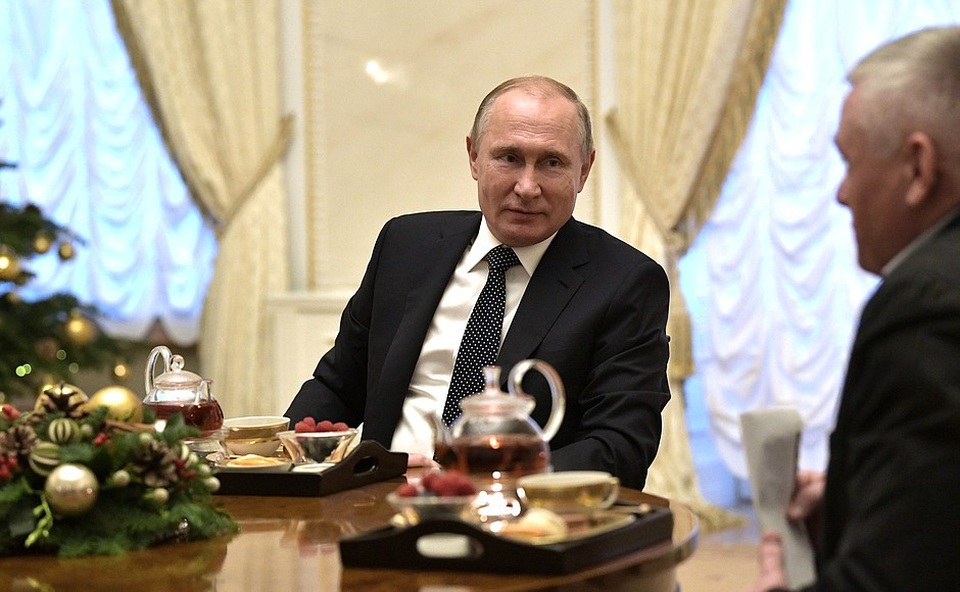 Tổng thống Putin tặng món quà đặc biệt cho cậu bé mắc bệnh xương thủy tinh - 8 Ông cũng hứa sẽ đưa một bé gái đi tham quan các xưởng sản xuất phim của hãng Mosfilm, cũng như đưa một cô bé khác đi thăm kênh truyền hình RT vì cô bé ước mơ có thể tác nghiệp như một nhà báo. Tổng thống Putin cũng đặc biệt xúc động trước ước mơ của một cậu bé mong được một lần bắt tay nhà lãnh đạo Nga. Ông Putin hứa sẽ liên hệ với bác sĩ của em và mời em tới Moscow dịp năm mới để hoàn thành ước mơ của bệnh nhi này.