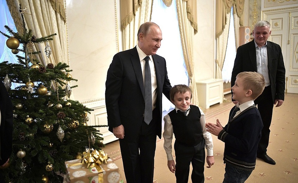 Tổng thống Putin tặng món quà đặc biệt cho cậu bé mắc bệnh xương thủy tinh - 5 Ngoài thực hiện ước mơ của Palyanov, ông Putin cũng chuẩn bị những món quà đặc biệt cho gia đình cậu bé.
