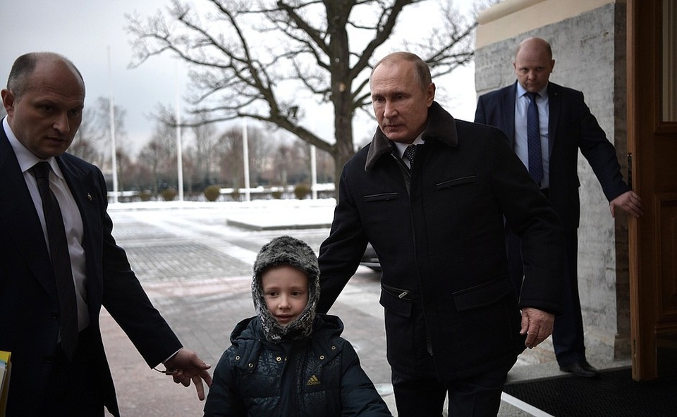 Tổng thống Putin tặng món quà đặc biệt cho cậu bé mắc bệnh xương thủy tinh - 6 Sau đó, Tổng thống Nga đã đích thân đưa gia đình Palyanov tới khu vực bãi đỗ trực thăng, nơi họ sẽ có cơ hội nhìn thấy khung cảnh tươi đẹp của thành phố St Petersburg.