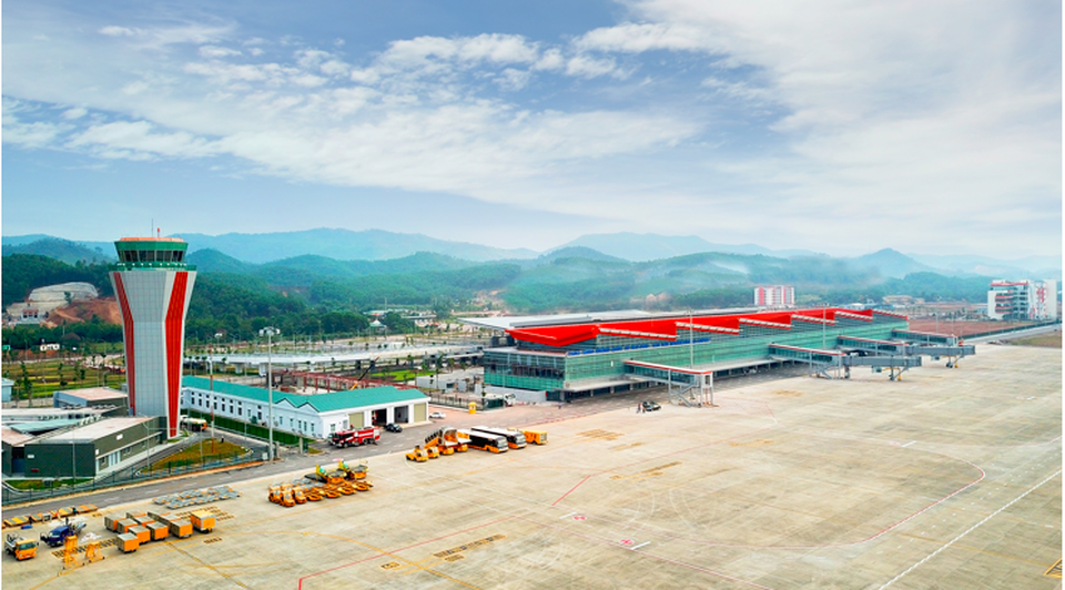 “Soi” sân bay tư nhân đầu tiên Việt Nam trước ngày khai thác bay - 1 Dự kiến ngày 30/12 tới, Cảng hàng không quốc tế Vân Đồn (CHKQT) sẽ chính thức khai trương. Sau tròn 30 tháng thi công, với 22 hạng mục thuộc khu bay (đường băng, đường lăn, sân đỗ) và 27 hạng mục khu mặt đất, công trình điểm nhấn về hạ tầng giao thông được đầu tư theo hình thức BOT.