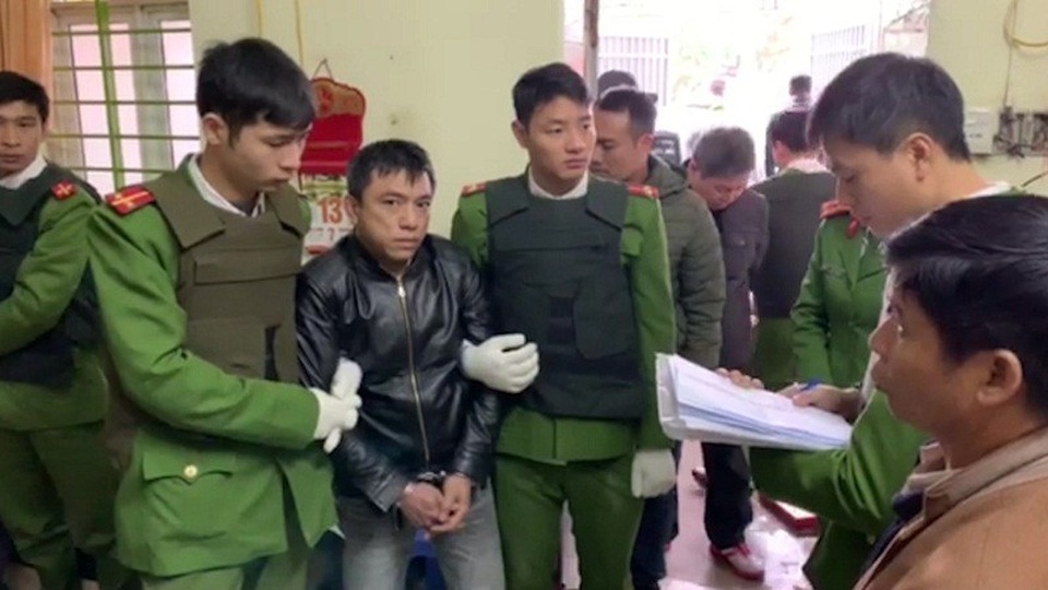 Đối tượng nhiễm HIV lập rào sắt, gắn camera quanh nhà để bán ma túy - 1 Công an bắt giữ Nguyễn Hoài Bắc, đối tượng cầm đầu của đường dây mua bán trái phép chất ma túy (Ảnh: Công an tỉnh Hưng Yên).