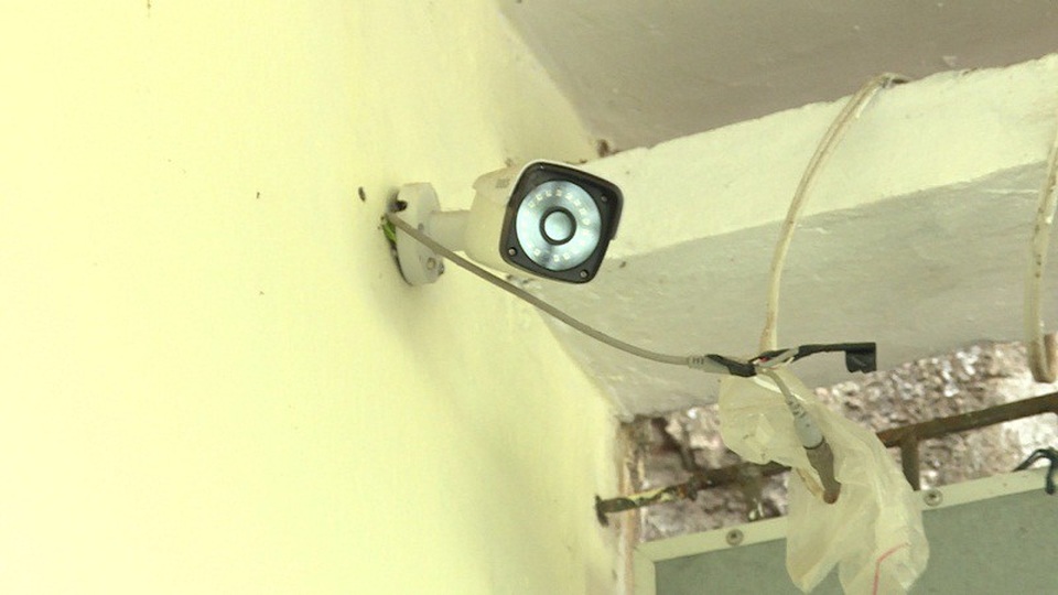 Đối tượng nhiễm HIV lập rào sắt, gắn camera quanh nhà để bán ma túy - 3 Một trong những chiếc camera mà Nguyễn Hoài Bắc lắp đặt xung quanh nhà mình để trợ giúp việc mua bán ma túy (Ảnh: Công an tỉnh Hưng Yên).