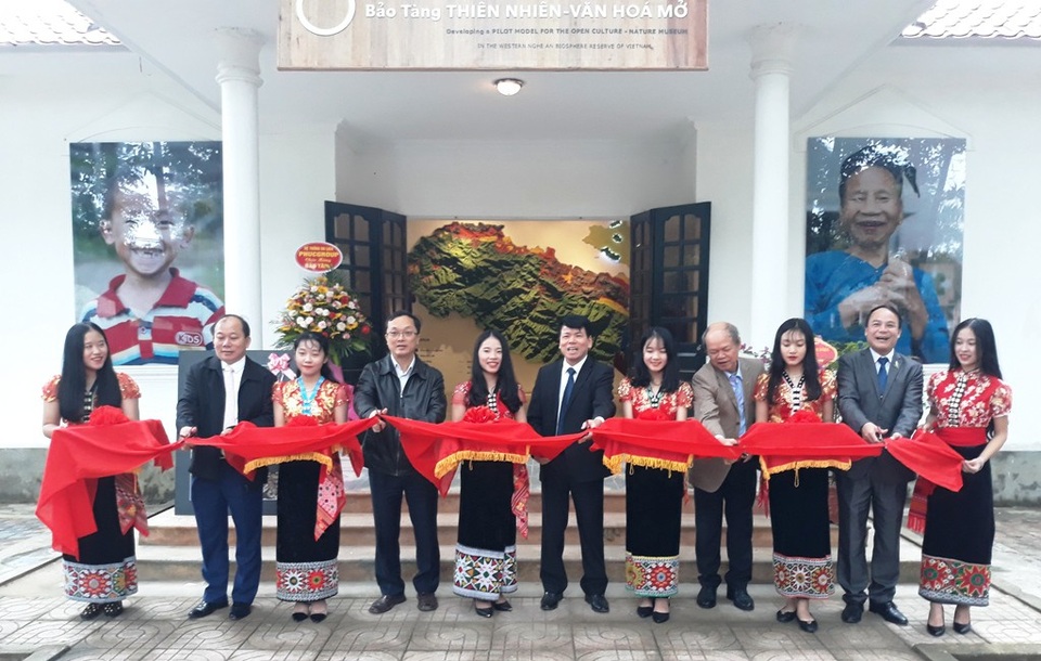 Ra mắt Bảo tàng thiên nhiên - Văn hóa mở - 3 Các đại biểu cắt băng khánh thành bảo tàng.
