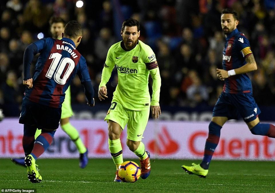 Messi lập hattrick, Barcelona vững ngôi đầu bảng La Liga - 6
Lionel Messi chói sáng với cú hattrick vào lưới Levante