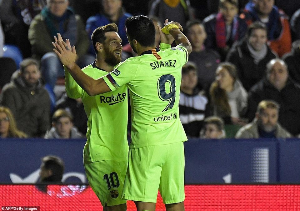 Messi lập hattrick, Barcelona vững ngôi đầu bảng La Liga - 5
Messi và Luis Suarez thực sự là cơn ác mộng với hàng thủ Levante
