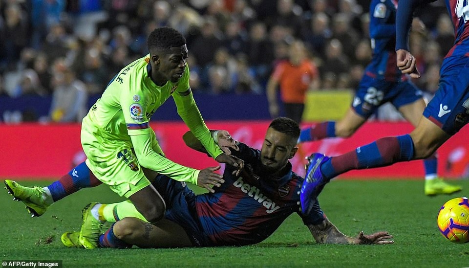 Messi lập hattrick, Barcelona vững ngôi đầu bảng La Liga - 3
Dembele trong tình huống bị cầu thủ Levante phạm lỗi thô bạo