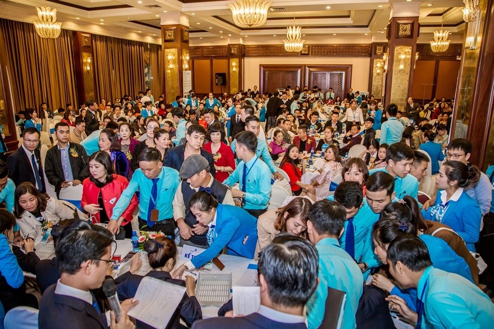 100% sản phẩm mới Eco Town được giao dịch thành công trong ngày mở bán - 1 Khách hàng tập trung giao dịch đông ở bàn kế toán