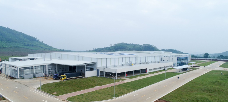 Ra mắt nước tinh khiết từ mạch nước ngầm núi lửa triệu năm - 3
Nguồn nước thô từ mạch nước ngầm tự nhiên của Núi Tiên sẽ được lọc và xử lý qua hệ thống siêu lọc UF (Ultra-filtration) kết hợp với màng lọc thẩm thấu ngược RO, tại nhà máy xử lý nước có công nghệ tiên tiến, thân thiện với môi trường và có công suất lớn nhất khu vực miền Trung