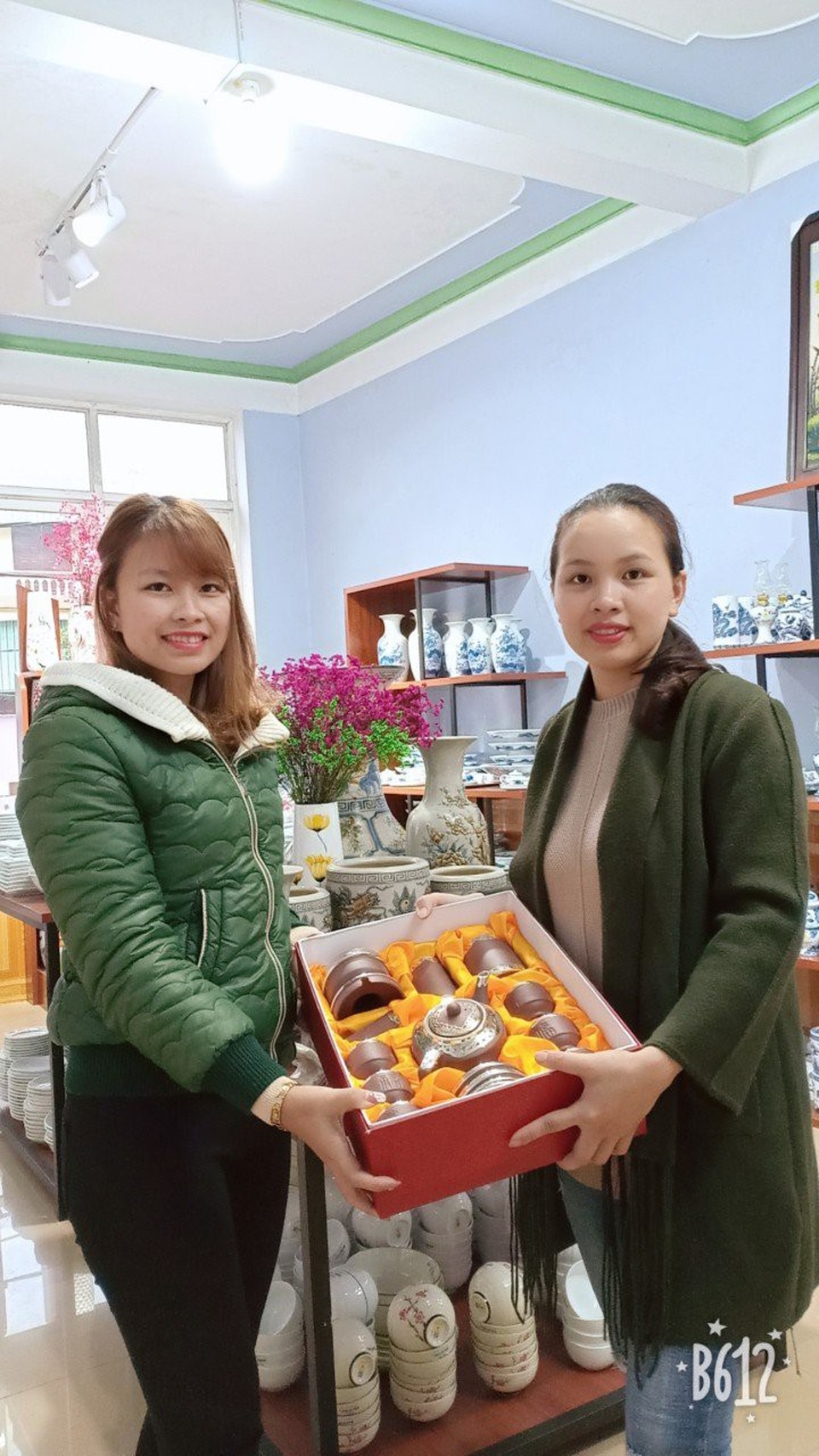 Người viết tiếp câu chuyện mang gốm sứ chính hãng về với Thanh Ba - Phú Thọ - 3
Đem gốm sứ chính hãng đến tận tay người tiêu dùng là niềm vui lớn của chị Vũ Thị Kim Huệ.